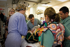 Photo de médecins et d’infirmières à l’Urgence avec un patient