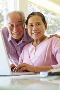 Photo d’un couple de personnes âgées devant ordinateur portatif