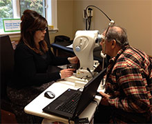 Photo d’un patient subissant un examen de la vue