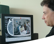 Photo d’un neurologue examinant une scintigraphie cérébrale