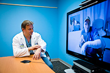 Photo d’un médecin utilisant OTN avec un patient