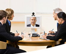Photo de gens d’affaires utilisant un écran de vidéoconférence
